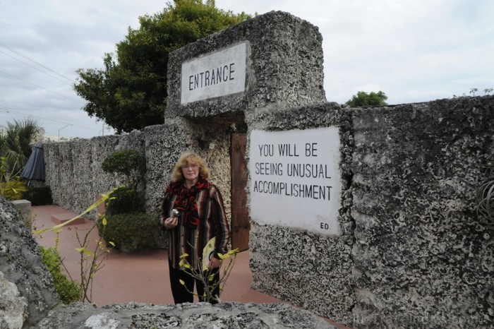 Velta pie ieejas Koraļu pilī. Pils atrodas Homestead, netālu no Miami. Kāds latvietis no koraļļu bluķiem izveidoja pili savai mīļotajai sievietei. Pil Velta pie ieejas Koraļu pilī. Pils atrodas Homestead, netālu no Miami. Kāds latvietis no koraļļu bluķiem izveidoja pili savai mīļotajai sievietei. Pil 89454