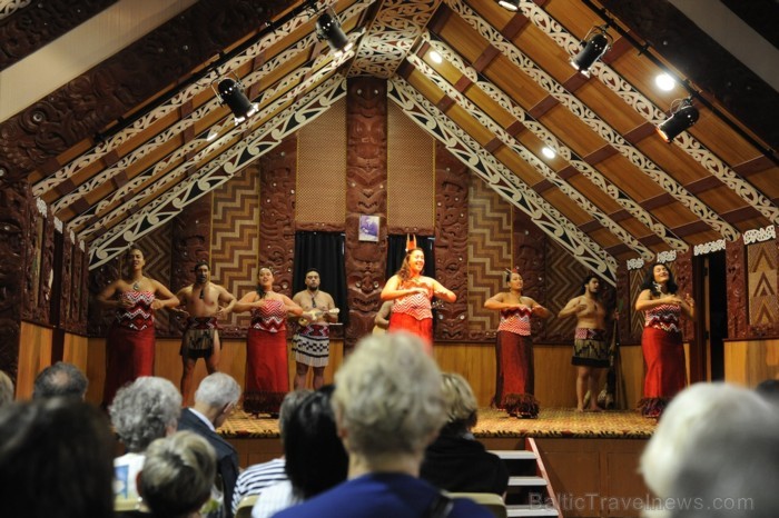 Tradicionālās Jaunzēlandes mauru vakariņas. Hangi ir krāsns, kas ir iebūvēta zemē, tajā var cept gan gaļu, gan zivis, kā arī dārzeņus, bet pirms vakar Tradicionālās Jaunzēlandes mauru vakariņas. Hangi ir krāsns, kas ir iebūvēta zemē, tajā var cept gan gaļu, gan zivis, kā arī dārzeņus, bet pirms vakar 89467