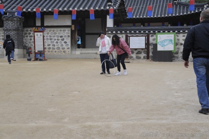 Korejieši mēģina uzspēlēt spēli ar bumbu un maziem irbulīšiem - Hoop Rolling - www.traveltime.lv Korejieši mēģina uzspēlēt spēli ar bumbu un maziem irbulīšiem - Hoop Rolling - www.traveltime.lv 89599