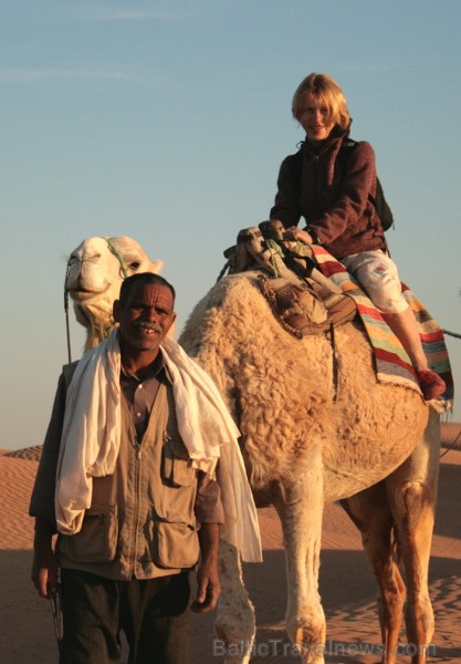Dodies ar kamieli iepazīt Sahāras saullēktu Tunisijā. Vairāk informācijas par Tunisiju kā tūrisma galamērķi www.tourisme.gov.tn Dodies ar kamieli iepazīt Sahāras saullēktu Tunisijā. Vairāk informācijas par Tunisiju kā tūrisma galamērķi www.tourisme.gov.tn 90033
