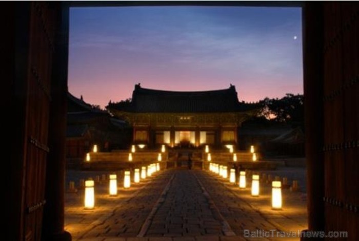 Gyeongbokgung pils galvenie vārti. Šī bijusi Joseon dinastijas pils – galvenā mītnes vieta. Šeit karalis satika savu galmeniekus un vadīja valsts pār Gyeongbokgung pils galvenie vārti. Šī bijusi Joseon dinastijas pils – galvenā mītnes vieta. Šeit karalis satika savu galmeniekus un vadīja valsts pār 90184