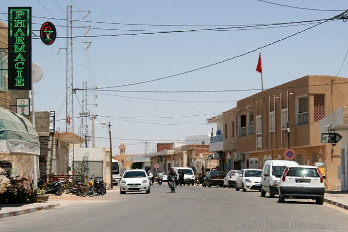 Douz – ir tipisks Tunisijas ciemats tuksnesī: tirdziņos šeit var nopirkt berberu rotaslietas un kamieļu ādas izstrādājumus, iedzīvotāji audzina vēja s Douz – ir tipisks Tunisijas ciemats tuksnesī: tirdziņos šeit var nopirkt berberu rotaslietas un kamieļu ādas izstrādājumus, iedzīvotāji audzina vēja s 90288