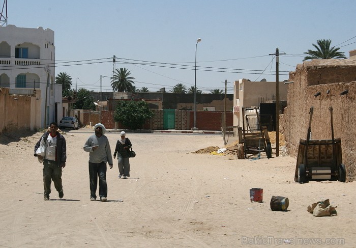 Douz – ir tipisks Tunisijas ciemats tuksnesī: tirdziņos šeit var nopirkt berberu rotaslietas un kamieļu ādas izstrādājumus, iedzīvotāji audzina vēja s Douz – ir tipisks Tunisijas ciemats tuksnesī: tirdziņos šeit var nopirkt berberu rotaslietas un kamieļu ādas izstrādājumus, iedzīvotāji audzina vēja s 90291