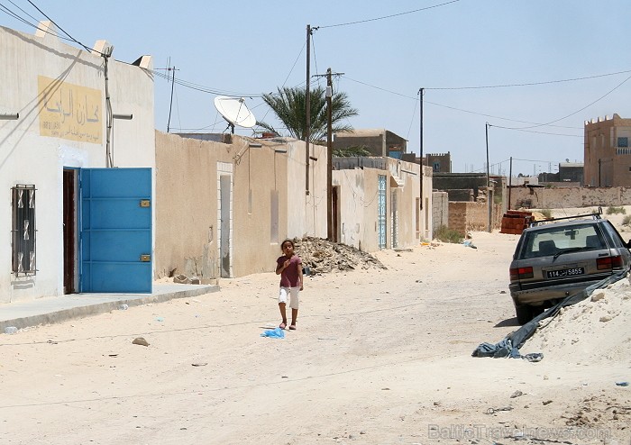 Douz – ir tipisks Tunisijas ciemats tuksnesī: tirdziņos šeit var nopirkt berberu rotaslietas un kamieļu ādas izstrādājumus, iedzīvotāji audzina vēja s Douz – ir tipisks Tunisijas ciemats tuksnesī: tirdziņos šeit var nopirkt berberu rotaslietas un kamieļu ādas izstrādājumus, iedzīvotāji audzina vēja s 90297