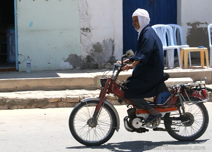 Douz – ir tipisks Tunisijas ciemats tuksnesī: tirdziņos šeit var nopirkt berberu rotaslietas un kamieļu ādas izstrādājumus, iedzīvotāji audzina vēja s Douz – ir tipisks Tunisijas ciemats tuksnesī: tirdziņos šeit var nopirkt berberu rotaslietas un kamieļu ādas izstrādājumus, iedzīvotāji audzina vēja s 90300