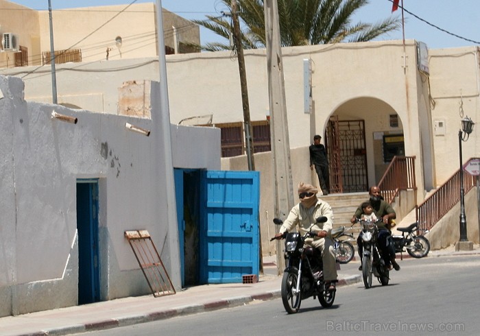 Douz – ir tipisks Tunisijas ciemats tuksnesī: tirdziņos šeit var nopirkt berberu rotaslietas un kamieļu ādas izstrādājumus, iedzīvotāji audzina vēja s Douz – ir tipisks Tunisijas ciemats tuksnesī: tirdziņos šeit var nopirkt berberu rotaslietas un kamieļu ādas izstrādājumus, iedzīvotāji audzina vēja s 90301