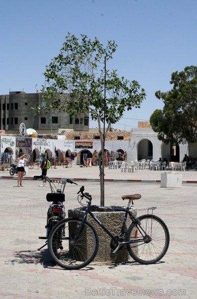Douz – ir tipisks Tunisijas ciemats tuksnesī: tirdziņos šeit var nopirkt berberu rotaslietas un kamieļu ādas izstrādājumus, iedzīvotāji audzina vēja s Douz – ir tipisks Tunisijas ciemats tuksnesī: tirdziņos šeit var nopirkt berberu rotaslietas un kamieļu ādas izstrādājumus, iedzīvotāji audzina vēja s 90304