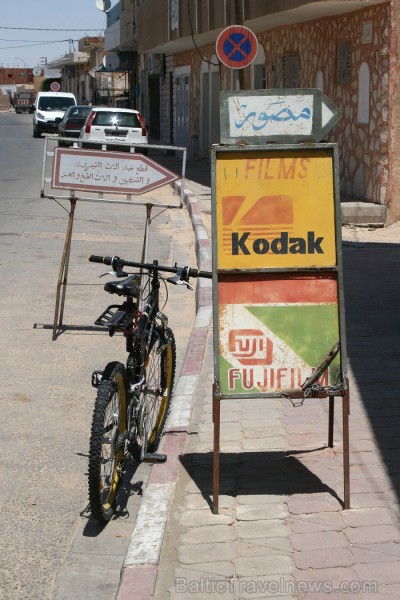 Douz – ir tipisks Tunisijas ciemats tuksnesī: tirdziņos šeit var nopirkt berberu rotaslietas un kamieļu ādas izstrādājumus, iedzīvotāji audzina vēja s Douz – ir tipisks Tunisijas ciemats tuksnesī: tirdziņos šeit var nopirkt berberu rotaslietas un kamieļu ādas izstrādājumus, iedzīvotāji audzina vēja s 90310