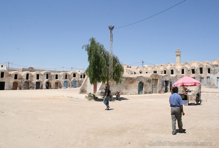 Medenina ir Tunisijas pilsēta, uz kuru ceļotāji dodas brīnumaino panorāmu meklējumos. Te var atrast berberu un romiešu kultūru pieminekļus. Šodien ied Medenina ir Tunisijas pilsēta, uz kuru ceļotāji dodas brīnumaino panorāmu meklējumos. Te var atrast berberu un romiešu kultūru pieminekļus. Šodien ied 90312