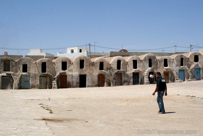 Medenina ir Tunisijas pilsēta, uz kuru ceļotāji dodas brīnumaino panorāmu meklējumos. Te var atrast berberu un romiešu kultūru pieminekļus. Šodien ied Medenina ir Tunisijas pilsēta, uz kuru ceļotāji dodas brīnumaino panorāmu meklējumos. Te var atrast berberu un romiešu kultūru pieminekļus. Šodien ied 90313