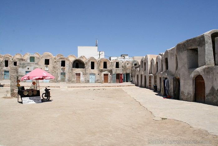 Medenina ir Tunisijas pilsēta, uz kuru ceļotāji dodas brīnumaino panorāmu meklējumos. Te var atrast berberu un romiešu kultūru pieminekļus. Šodien ied Medenina ir Tunisijas pilsēta, uz kuru ceļotāji dodas brīnumaino panorāmu meklējumos. Te var atrast berberu un romiešu kultūru pieminekļus. Šodien ied 90314