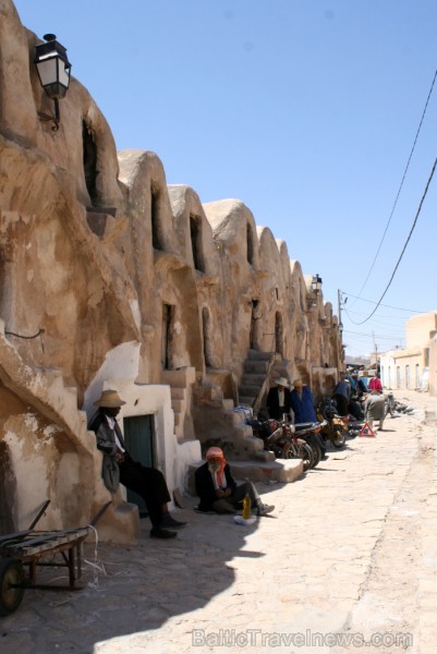 Medenina ir Tunisijas pilsēta, uz kuru ceļotāji dodas brīnumaino panorāmu meklējumos. Te var atrast berberu un romiešu kultūru pieminekļus. Šodien ied Medenina ir Tunisijas pilsēta, uz kuru ceļotāji dodas brīnumaino panorāmu meklējumos. Te var atrast berberu un romiešu kultūru pieminekļus. Šodien ied 90321