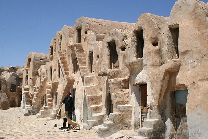 Medenina ir Tunisijas pilsēta, uz kuru ceļotāji dodas brīnumaino panorāmu meklējumos. Te var atrast berberu un romiešu kultūru pieminekļus. Šodien ied Medenina ir Tunisijas pilsēta, uz kuru ceļotāji dodas brīnumaino panorāmu meklējumos. Te var atrast berberu un romiešu kultūru pieminekļus. Šodien ied 90322