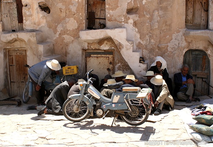 Medenina ir Tunisijas pilsēta, uz kuru ceļotāji dodas brīnumaino panorāmu meklējumos. Te var atrast berberu un romiešu kultūru pieminekļus. Šodien ied Medenina ir Tunisijas pilsēta, uz kuru ceļotāji dodas brīnumaino panorāmu meklējumos. Te var atrast berberu un romiešu kultūru pieminekļus. Šodien ied 90323