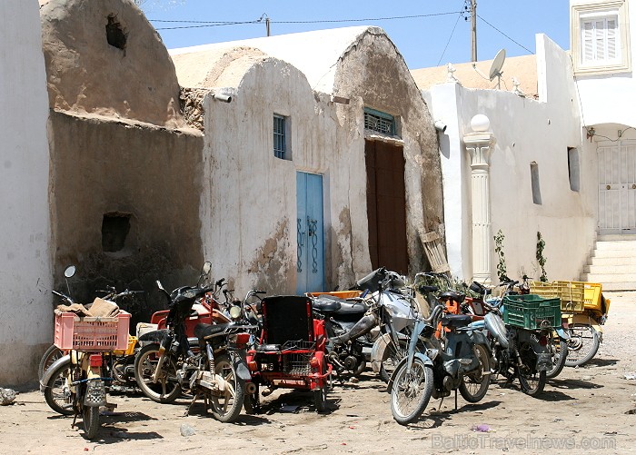 Medenina ir Tunisijas pilsēta, uz kuru ceļotāji dodas brīnumaino panorāmu meklējumos. Te var atrast berberu un romiešu kultūru pieminekļus. Šodien ied Medenina ir Tunisijas pilsēta, uz kuru ceļotāji dodas brīnumaino panorāmu meklējumos. Te var atrast berberu un romiešu kultūru pieminekļus. Šodien ied 90325