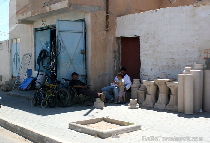 Medenina ir Tunisijas pilsēta, uz kuru ceļotāji dodas brīnumaino panorāmu meklējumos. Te var atrast berberu un romiešu kultūru pieminekļus. Šodien ied Medenina ir Tunisijas pilsēta, uz kuru ceļotāji dodas brīnumaino panorāmu meklējumos. Te var atrast berberu un romiešu kultūru pieminekļus. Šodien ied 90327