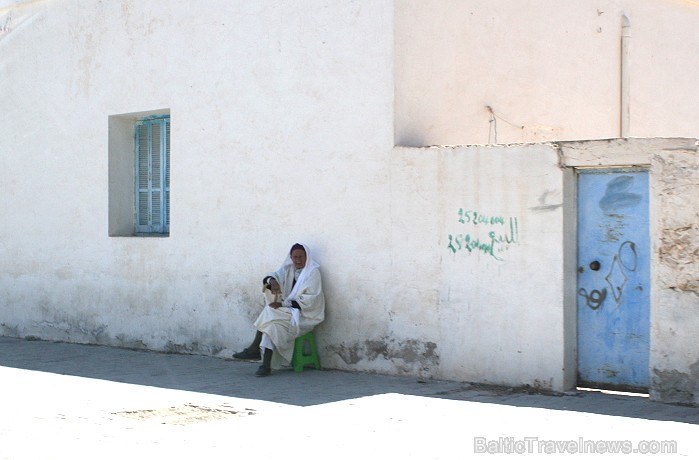 Medenina ir Tunisijas pilsēta, uz kuru ceļotāji dodas brīnumaino panorāmu meklējumos. Te var atrast berberu un romiešu kultūru pieminekļus. Šodien ied Medenina ir Tunisijas pilsēta, uz kuru ceļotāji dodas brīnumaino panorāmu meklējumos. Te var atrast berberu un romiešu kultūru pieminekļus. Šodien ied 90328