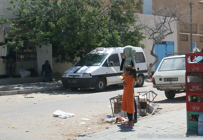 Medenina ir Tunisijas pilsēta, uz kuru ceļotāji dodas brīnumaino panorāmu meklējumos. Te var atrast berberu un romiešu kultūru pieminekļus. Šodien ied Medenina ir Tunisijas pilsēta, uz kuru ceļotāji dodas brīnumaino panorāmu meklējumos. Te var atrast berberu un romiešu kultūru pieminekļus. Šodien ied 90329