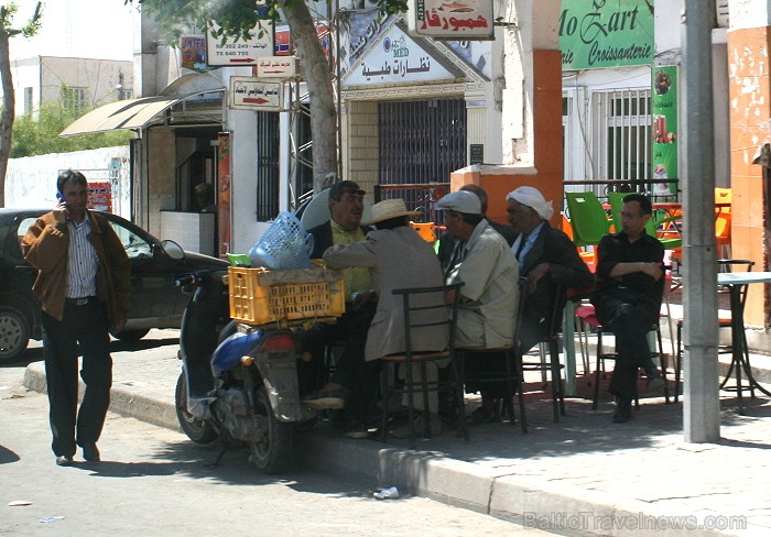 Medenina ir Tunisijas pilsēta, uz kuru ceļotāji dodas brīnumaino panorāmu meklējumos. Te var atrast berberu un romiešu kultūru pieminekļus. Šodien ied Medenina ir Tunisijas pilsēta, uz kuru ceļotāji dodas brīnumaino panorāmu meklējumos. Te var atrast berberu un romiešu kultūru pieminekļus. Šodien ied 90330
