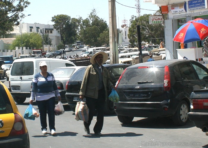 Medenina ir Tunisijas pilsēta, uz kuru ceļotāji dodas brīnumaino panorāmu meklējumos. Te var atrast berberu un romiešu kultūru pieminekļus. Šodien ied Medenina ir Tunisijas pilsēta, uz kuru ceļotāji dodas brīnumaino panorāmu meklējumos. Te var atrast berberu un romiešu kultūru pieminekļus. Šodien ied 90332