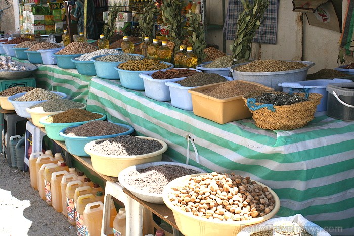 Medenina ir Tunisijas pilsēta, uz kuru ceļotāji dodas brīnumaino panorāmu meklējumos. Te var atrast berberu un romiešu kultūru pieminekļus. Šodien ied Medenina ir Tunisijas pilsēta, uz kuru ceļotāji dodas brīnumaino panorāmu meklējumos. Te var atrast berberu un romiešu kultūru pieminekļus. Šodien ied 90341