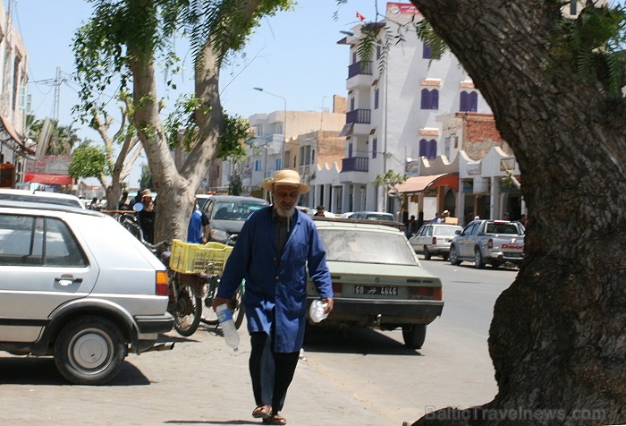 Medenina ir Tunisijas pilsēta, uz kuru ceļotāji dodas brīnumaino panorāmu meklējumos. Te var atrast berberu un romiešu kultūru pieminekļus. Šodien ied Medenina ir Tunisijas pilsēta, uz kuru ceļotāji dodas brīnumaino panorāmu meklējumos. Te var atrast berberu un romiešu kultūru pieminekļus. Šodien ied 90345