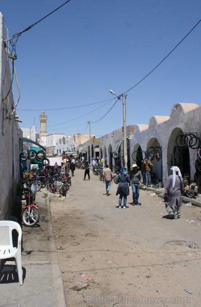 Medenina ir Tunisijas pilsēta, uz kuru ceļotāji dodas brīnumaino panorāmu meklējumos. Te var atrast berberu un romiešu kultūru pieminekļus. Šodien ied Medenina ir Tunisijas pilsēta, uz kuru ceļotāji dodas brīnumaino panorāmu meklējumos. Te var atrast berberu un romiešu kultūru pieminekļus. Šodien ied 90346