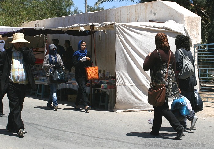 Medenina ir Tunisijas pilsēta, uz kuru ceļotāji dodas brīnumaino panorāmu meklējumos. Te var atrast berberu un romiešu kultūru pieminekļus. Šodien ied Medenina ir Tunisijas pilsēta, uz kuru ceļotāji dodas brīnumaino panorāmu meklējumos. Te var atrast berberu un romiešu kultūru pieminekļus. Šodien ied 90348