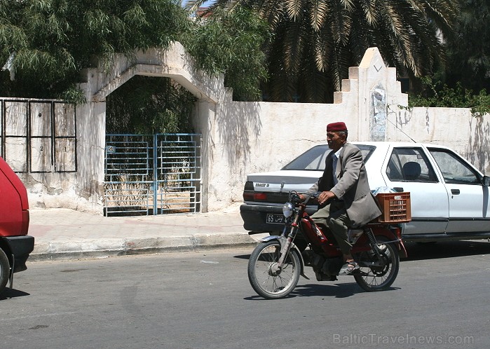 Medenina ir Tunisijas pilsēta, uz kuru ceļotāji dodas brīnumaino panorāmu meklējumos. Te var atrast berberu un romiešu kultūru pieminekļus. Šodien ied Medenina ir Tunisijas pilsēta, uz kuru ceļotāji dodas brīnumaino panorāmu meklējumos. Te var atrast berberu un romiešu kultūru pieminekļus. Šodien ied 90350