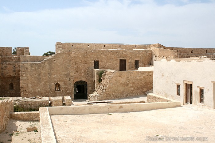 Ghazi Mustapha Fort ir nozīmīgs tūrisma objekts Džerbas salā (Tunisija). Tas tika celts 15.gds., kad sultāns Abu Fares gatavojās cīņai pret spāņu kara Ghazi Mustapha Fort ir nozīmīgs tūrisma objekts Džerbas salā (Tunisija). Tas tika celts 15.gds., kad sultāns Abu Fares gatavojās cīņai pret spāņu kara 90361