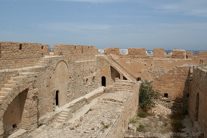 Ghazi Mustapha Fort ir nozīmīgs tūrisma objekts Džerbas salā (Tunisija). Tas tika celts 15.gds., kad sultāns Abu Fares gatavojās cīņai pret spāņu kara Ghazi Mustapha Fort ir nozīmīgs tūrisma objekts Džerbas salā (Tunisija). Tas tika celts 15.gds., kad sultāns Abu Fares gatavojās cīņai pret spāņu kara 90363