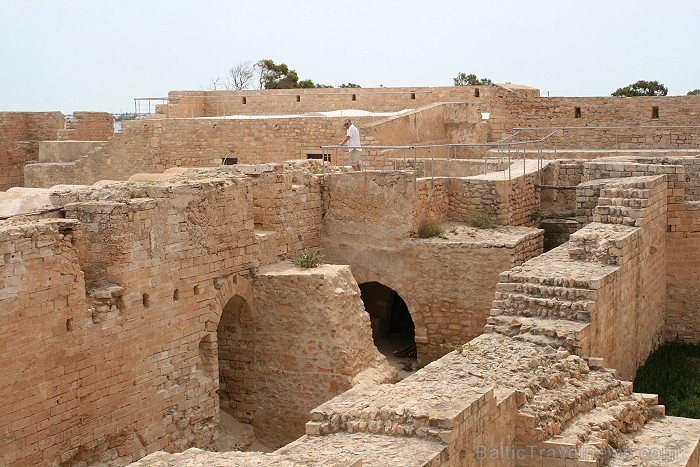 Ghazi Mustapha Fort ir nozīmīgs tūrisma objekts Džerbas salā (Tunisija). Tas tika celts 15.gds., kad sultāns Abu Fares gatavojās cīņai pret spāņu kara Ghazi Mustapha Fort ir nozīmīgs tūrisma objekts Džerbas salā (Tunisija). Tas tika celts 15.gds., kad sultāns Abu Fares gatavojās cīņai pret spāņu kara 90369