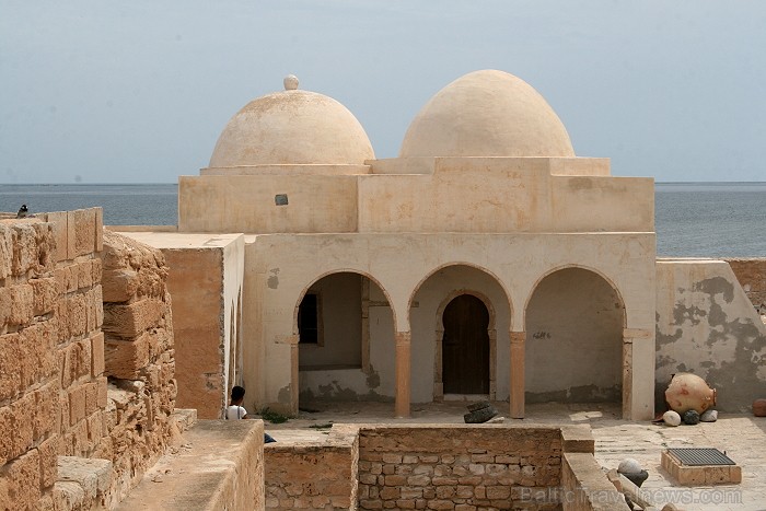 Ghazi Mustapha Fort ir nozīmīgs tūrisma objekts Džerbas salā (Tunisija). Tas tika celts 15.gds., kad sultāns Abu Fares gatavojās cīņai pret spāņu kara Ghazi Mustapha Fort ir nozīmīgs tūrisma objekts Džerbas salā (Tunisija). Tas tika celts 15.gds., kad sultāns Abu Fares gatavojās cīņai pret spāņu kara 90370