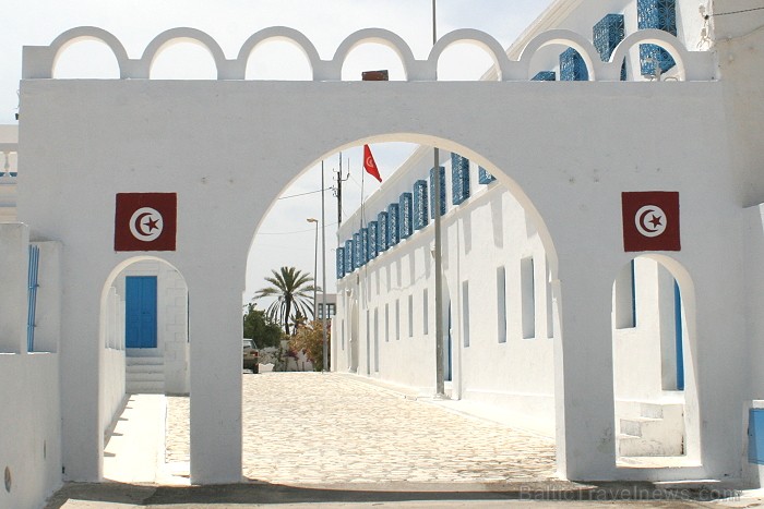 Sinagoga de la Ghriba atrodas Džerbas salā (Tunisijā), nelielā ciematā Er-Riyad. Sinagogā glabājas viens no vecākajiem Toras vīstokļiem pasaulē. Katru Sinagoga de la Ghriba atrodas Džerbas salā (Tunisijā), nelielā ciematā Er-Riyad. Sinagogā glabājas viens no vecākajiem Toras vīstokļiem pasaulē. Katru 90376