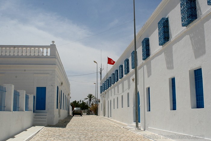 Sinagoga de la Ghriba atrodas Džerbas salā (Tunisijā), nelielā ciematā Er-Riyad. Sinagogā glabājas viens no vecākajiem Toras vīstokļiem pasaulē. Katru Sinagoga de la Ghriba atrodas Džerbas salā (Tunisijā), nelielā ciematā Er-Riyad. Sinagogā glabājas viens no vecākajiem Toras vīstokļiem pasaulē. Katru 90377