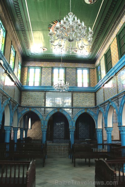 Sinagoga de la Ghriba atrodas Džerbas salā (Tunisijā), nelielā ciematā Er-Riyad. Sinagogā glabājas viens no vecākajiem Toras vīstokļiem pasaulē. Katru Sinagoga de la Ghriba atrodas Džerbas salā (Tunisijā), nelielā ciematā Er-Riyad. Sinagogā glabājas viens no vecākajiem Toras vīstokļiem pasaulē. Katru 90378