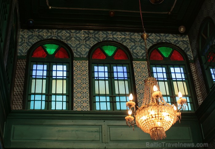 Sinagoga de la Ghriba atrodas Džerbas salā (Tunisijā), nelielā ciematā Er-Riyad. Sinagogā glabājas viens no vecākajiem Toras vīstokļiem pasaulē. Katru Sinagoga de la Ghriba atrodas Džerbas salā (Tunisijā), nelielā ciematā Er-Riyad. Sinagogā glabājas viens no vecākajiem Toras vīstokļiem pasaulē. Katru 90380