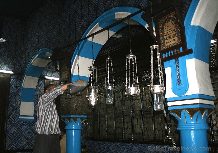 Sinagoga de la Ghriba atrodas Džerbas salā (Tunisijā), nelielā ciematā Er-Riyad. Sinagogā glabājas viens no vecākajiem Toras vīstokļiem pasaulē. Katru Sinagoga de la Ghriba atrodas Džerbas salā (Tunisijā), nelielā ciematā Er-Riyad. Sinagogā glabājas viens no vecākajiem Toras vīstokļiem pasaulē. Katru 90381