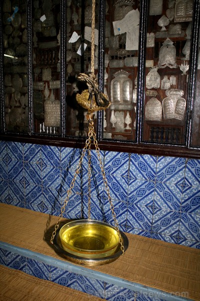 Sinagoga de la Ghriba atrodas Džerbas salā (Tunisijā), nelielā ciematā Er-Riyad. Sinagogā glabājas viens no vecākajiem Toras vīstokļiem pasaulē. Katru Sinagoga de la Ghriba atrodas Džerbas salā (Tunisijā), nelielā ciematā Er-Riyad. Sinagogā glabājas viens no vecākajiem Toras vīstokļiem pasaulē. Katru 90382