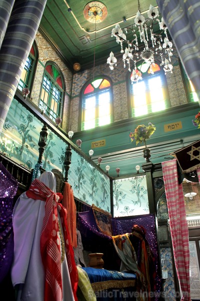 Sinagoga de la Ghriba atrodas Džerbas salā (Tunisijā), nelielā ciematā Er-Riyad. Sinagogā glabājas viens no vecākajiem Toras vīstokļiem pasaulē. Katru Sinagoga de la Ghriba atrodas Džerbas salā (Tunisijā), nelielā ciematā Er-Riyad. Sinagogā glabājas viens no vecākajiem Toras vīstokļiem pasaulē. Katru 90386