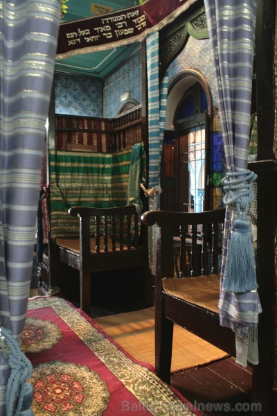 Sinagoga de la Ghriba atrodas Džerbas salā (Tunisijā), nelielā ciematā Er-Riyad. Sinagogā glabājas viens no vecākajiem Toras vīstokļiem pasaulē. Katru Sinagoga de la Ghriba atrodas Džerbas salā (Tunisijā), nelielā ciematā Er-Riyad. Sinagogā glabājas viens no vecākajiem Toras vīstokļiem pasaulē. Katru 90387