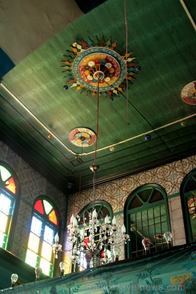 Sinagoga de la Ghriba atrodas Džerbas salā (Tunisijā), nelielā ciematā Er-Riyad. Sinagogā glabājas viens no vecākajiem Toras vīstokļiem pasaulē. Katru Sinagoga de la Ghriba atrodas Džerbas salā (Tunisijā), nelielā ciematā Er-Riyad. Sinagogā glabājas viens no vecākajiem Toras vīstokļiem pasaulē. Katru 90388