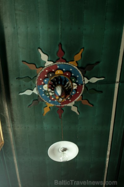 Sinagoga de la Ghriba atrodas Džerbas salā (Tunisijā), nelielā ciematā Er-Riyad. Sinagogā glabājas viens no vecākajiem Toras vīstokļiem pasaulē. Katru Sinagoga de la Ghriba atrodas Džerbas salā (Tunisijā), nelielā ciematā Er-Riyad. Sinagogā glabājas viens no vecākajiem Toras vīstokļiem pasaulē. Katru 90390