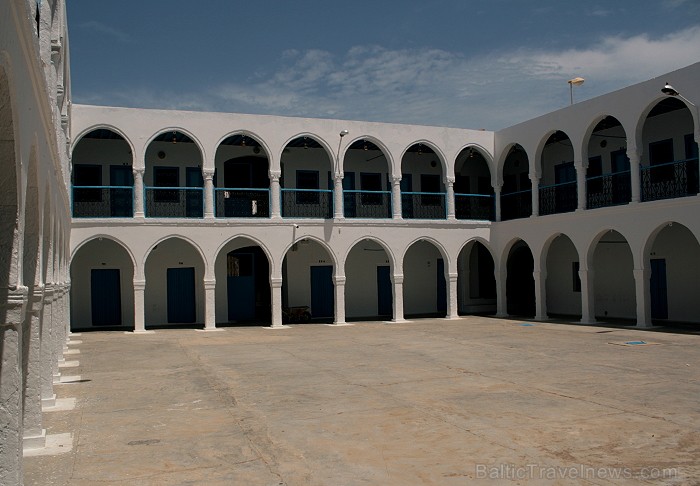 Sinagoga de la Ghriba atrodas Džerbas salā (Tunisijā), nelielā ciematā Er-Riyad. Sinagogā glabājas viens no vecākajiem Toras vīstokļiem pasaulē. Katru Sinagoga de la Ghriba atrodas Džerbas salā (Tunisijā), nelielā ciematā Er-Riyad. Sinagogā glabājas viens no vecākajiem Toras vīstokļiem pasaulē. Katru 90392