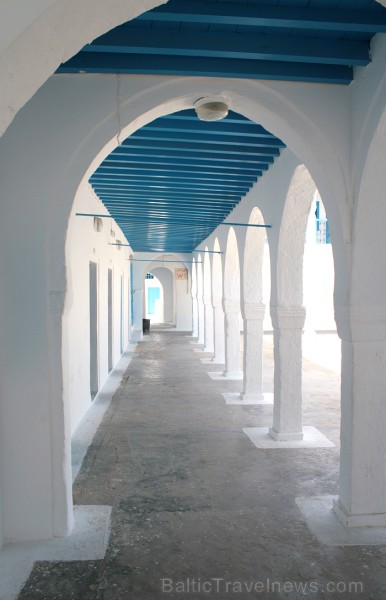 Sinagoga de la Ghriba atrodas Džerbas salā (Tunisijā), nelielā ciematā Er-Riyad. Sinagogā glabājas viens no vecākajiem Toras vīstokļiem pasaulē. Katru Sinagoga de la Ghriba atrodas Džerbas salā (Tunisijā), nelielā ciematā Er-Riyad. Sinagogā glabājas viens no vecākajiem Toras vīstokļiem pasaulē. Katru 90393