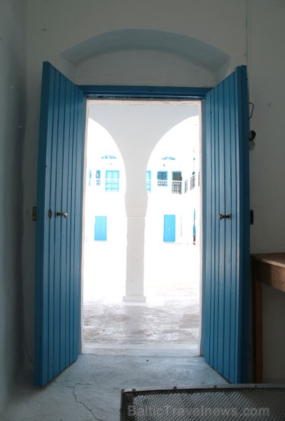 Sinagoga de la Ghriba atrodas Džerbas salā (Tunisijā), nelielā ciematā Er-Riyad. Sinagogā glabājas viens no vecākajiem Toras vīstokļiem pasaulē. Katru Sinagoga de la Ghriba atrodas Džerbas salā (Tunisijā), nelielā ciematā Er-Riyad. Sinagogā glabājas viens no vecākajiem Toras vīstokļiem pasaulē. Katru 90397