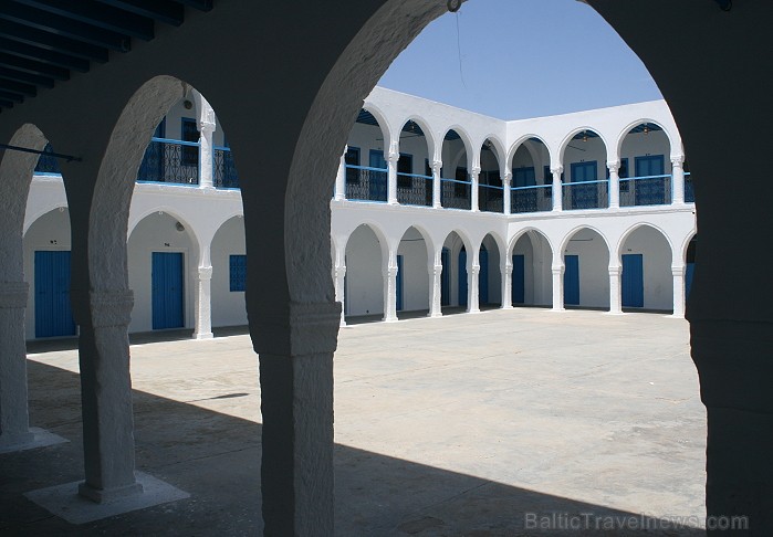 Sinagoga de la Ghriba atrodas Džerbas salā (Tunisijā), nelielā ciematā Er-Riyad. Sinagogā glabājas viens no vecākajiem Toras vīstokļiem pasaulē. Katru Sinagoga de la Ghriba atrodas Džerbas salā (Tunisijā), nelielā ciematā Er-Riyad. Sinagogā glabājas viens no vecākajiem Toras vīstokļiem pasaulē. Katru 90399