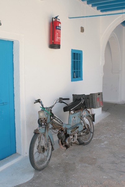 Sinagoga de la Ghriba atrodas Džerbas salā (Tunisijā), nelielā ciematā Er-Riyad. Sinagogā glabājas viens no vecākajiem Toras vīstokļiem pasaulē. Katru Sinagoga de la Ghriba atrodas Džerbas salā (Tunisijā), nelielā ciematā Er-Riyad. Sinagogā glabājas viens no vecākajiem Toras vīstokļiem pasaulē. Katru 90400