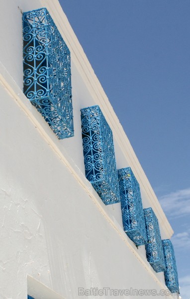Sinagoga de la Ghriba atrodas Džerbas salā (Tunisijā), nelielā ciematā Er-Riyad. Sinagogā glabājas viens no vecākajiem Toras vīstokļiem pasaulē. Katru Sinagoga de la Ghriba atrodas Džerbas salā (Tunisijā), nelielā ciematā Er-Riyad. Sinagogā glabājas viens no vecākajiem Toras vīstokļiem pasaulē. Katru 90401