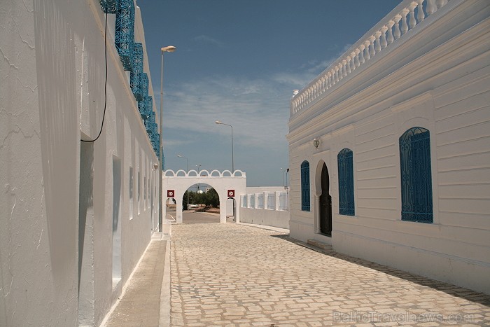 Sinagoga de la Ghriba atrodas Džerbas salā (Tunisijā), nelielā ciematā Er-Riyad. Sinagogā glabājas viens no vecākajiem Toras vīstokļiem pasaulē. Katru Sinagoga de la Ghriba atrodas Džerbas salā (Tunisijā), nelielā ciematā Er-Riyad. Sinagogā glabājas viens no vecākajiem Toras vīstokļiem pasaulē. Katru 90402